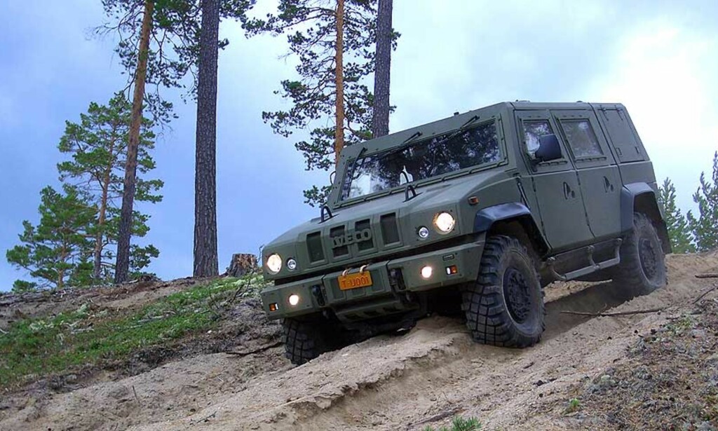 NY BIL: Forsvaret kjøper inn 25 IVECO LMV for å gi bedre sikkerhet til soldater i utlandet. De pansrede Mercedes-feltvognene forsvaret til nå har brukt har ikke gode nok kjøreegenskaper eller sikkerhet mot blant annet miner. Foto: Forsvaret NY BIL: Forsvaret kjøper inn 25 IVECO LMV for å gi bedre sikkerhet til soldater i utlandet. De pansrede Mercedes-feltvognene forsvaret til nå har brukt har ikke gode nok kjøreegenskaper eller sikkerhet mot blant annet miner. Foto: Forsvaret