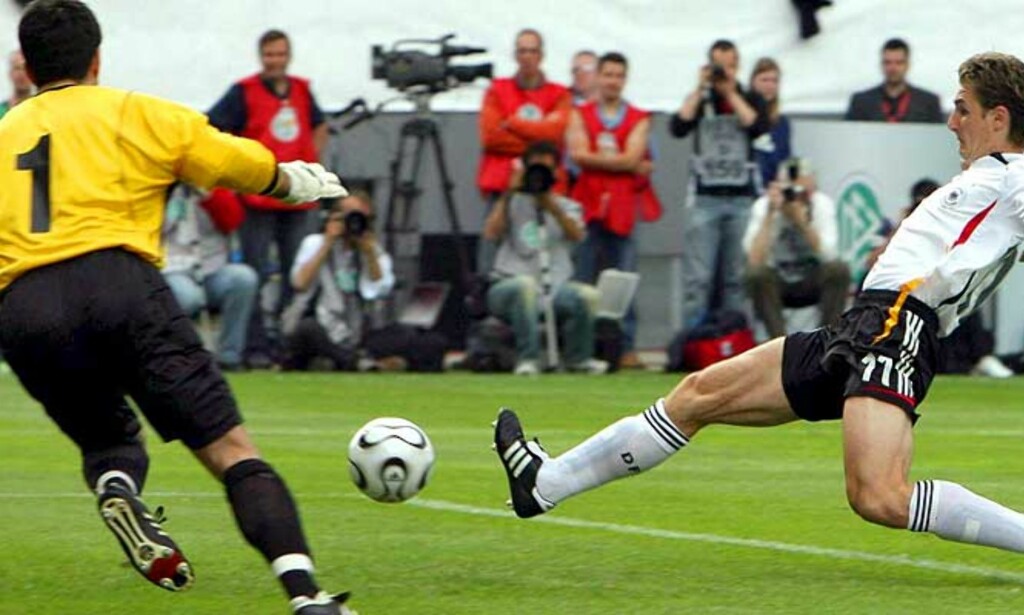 LEKTE MED LUXEMBOURG: Miroslav Klose setter inn ett av sine to - og Tysklands sju - mål mot Luxembourg i dag. Foto: EPA/Scanpix LEKTE MED LUXEMBOURG: Miroslav Klose setter inn ett av sine to - og Tysklands sju - mål mot Luxembourg i dag. Foto: EPA/Scanpix