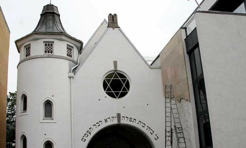 PEPRET FASADEN: Med en lang salve fra et automatvåpen skal en eller flere av de fire mennene ha skutt mot fasaden på synagogen i Oslo. Nå er de terrorsiktet. Foto: SCANPIX PEPRET FASADEN: Med en lang salve fra et automatvåpen skal en eller flere av de fire mennene ha skutt mot fasaden på synagogen i Oslo. Nå er de terrorsiktet. Foto: SCANPIX