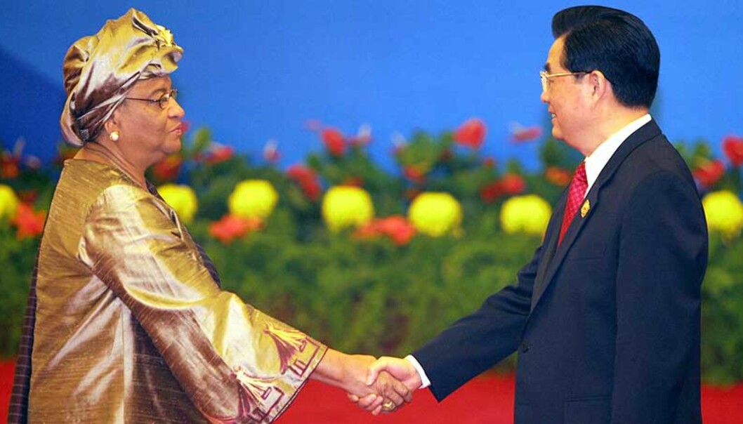 <b>LOVER 30 MILLIARDER:</b> Liberias president Ellen Johnson hilser på hilser på Kinas president Hu Jintao ved innledningen til det kinesisk-afrikanske toppmøtet i Beijing fredag. Foto: AP <b>LOVER 30 MILLIARDER:</b> Liberias president Ellen Johnson hilser på hilser på Kinas president Hu Jintao ved innledningen til det kinesisk-afrikanske toppmøtet i Beijing fredag. Foto: AP