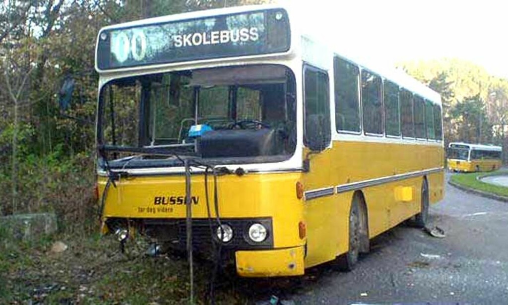 I GRØFTA: Skolebussen med 13 elever kjørte av veien i halv ni-tida i morges. Fire av barna er fraktet til sykehus. Foto: Morten Ulekleiv Eng/Fædrelandsvennen I GRØFTA: Skolebussen med 13 elever kjørte av veien i halv ni-tida i morges. Fire av barna er fraktet til sykehus. Foto: Morten Ulekleiv Eng/Fædrelandsvennen