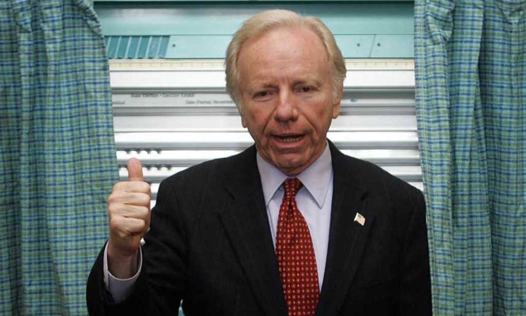 LIGGER AN TIL Å VINNE: Den uavhengige senatoren Joe Lieberman kan se fram til en ny periode i Senatet. Her gir han tommelen opp etter å ha avlagt sin stemme i New Haven i Connecticut. Foto: Scanpix LIGGER AN TIL Å VINNE: Den uavhengige senatoren Joe Lieberman kan se fram til en ny periode i Senatet. Her gir han tommelen opp etter å ha avlagt sin stemme i New Haven i Connecticut. Foto: Scanpix