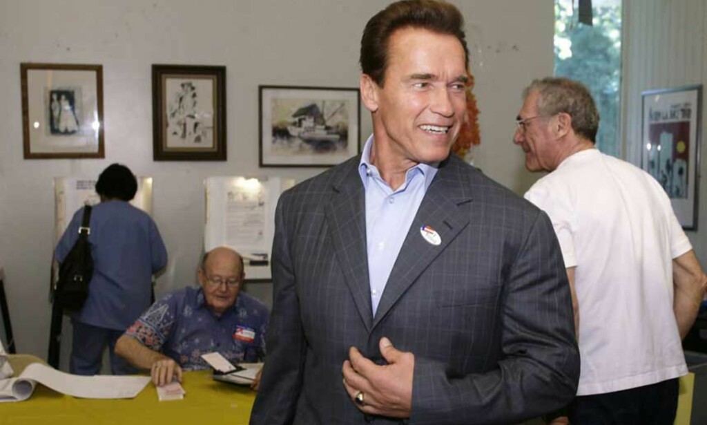 GUVERNØR FOR ANDRE GANG: Arnold Schwarzenegger leder komfortabelt over sin motkandidat, og ligger an til å bli guvernør for andre gang. Her smiler han bredt i stemmelokalet tirsdag. Foto: Reuters/Scanpix GUVERNØR FOR ANDRE GANG: Arnold Schwarzenegger leder komfortabelt over sin motkandidat, og ligger an til å bli guvernør for andre gang. Her smiler han bredt i stemmelokalet tirsdag. Foto: Reuters/Scanpix