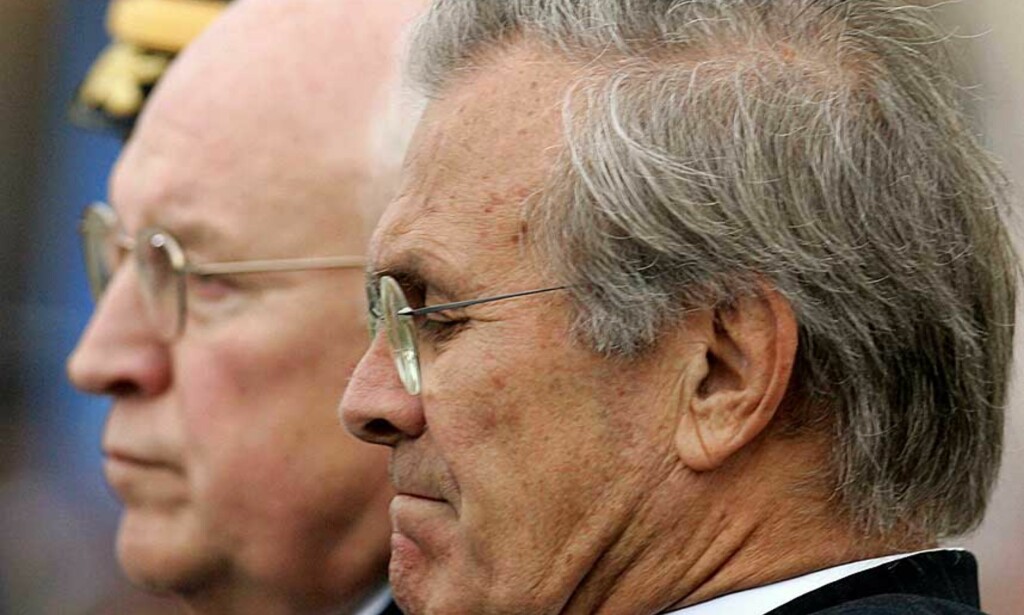 HARDT PRESSET: Demokratene vil trolig spekulere i om Rumsfeld gikk av for å unngå nitide granskninger av opptrappingen til Irak-krigen. HARDT PRESSET: Demokratene vil trolig spekulere i om Rumsfeld gikk av for å unngå nitide granskninger av opptrappingen til Irak-krigen.