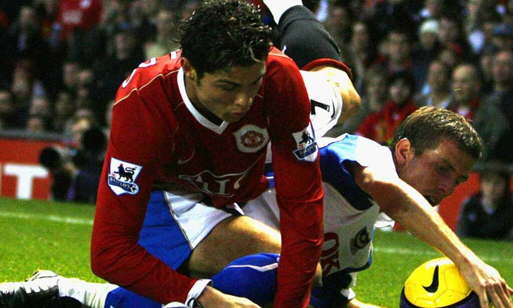 FRYNSETE RYKTE: Cristiano Ronaldo er kjent for å være en spiller som kaster seg lett, men nå har han skjerpet seg, mener Sir Alex Ferguson. Her er United-vingen i duell med Portsmouths Gary O\'Neil. Foto: REUTERS FRYNSETE RYKTE: Cristiano Ronaldo er kjent for å være en spiller som kaster seg lett, men nå har han skjerpet seg, mener Sir Alex Ferguson. Her er United-vingen i duell med Portsmouths Gary O\'Neil. Foto: REUTERS