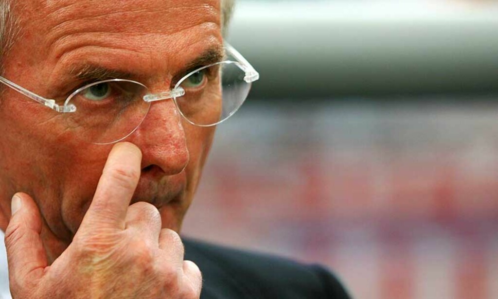 PLAGES: Sven Göran Eriksson har foreløpig ikke gått til anskaffelse av nytt telefonnummer, men med opptil 10 anonyme oppringninger daglig spørs det om han snart har noe annet valg. Foto: REUTERS PLAGES: Sven Göran Eriksson har foreløpig ikke gått til anskaffelse av nytt telefonnummer, men med opptil 10 anonyme oppringninger daglig spørs det om han snart har noe annet valg. Foto: REUTERS