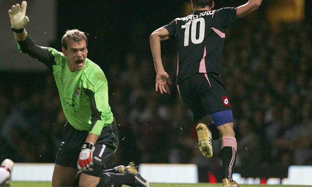 TØFF TID: Roy Carroll har lagt seg inn på rehabilitering og får støtte av West Ham-manager Alan Pardew. Foto: Scanpix/Ap TØFF TID: Roy Carroll har lagt seg inn på rehabilitering og får støtte av West Ham-manager Alan Pardew. Foto: Scanpix/Ap
