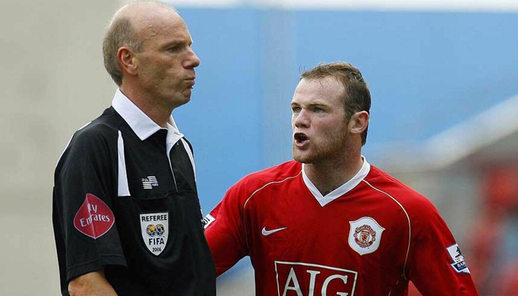 <strong><B>MÅ BESINNE SEG:</strong></B> I tida framover kan det bli forbudt for Wayne Rooney å krangle med dommere, her representert ved Steve Bennett. UEFA vurderer nemlig å kopiere rugbyens regler om at bare kapteiner får lov til å prate med dommerne underveis i kampene. Foto: REUTERS <strong><B>MÅ BESINNE SEG:</strong></B> I tida framover kan det bli forbudt for Wayne Rooney å krangle med dommere, her representert ved Steve Bennett. UEFA vurderer nemlig å kopiere rugbyens regler om at bare kapteiner får lov til å prate med dommerne underveis i kampene. Foto: REUTERS