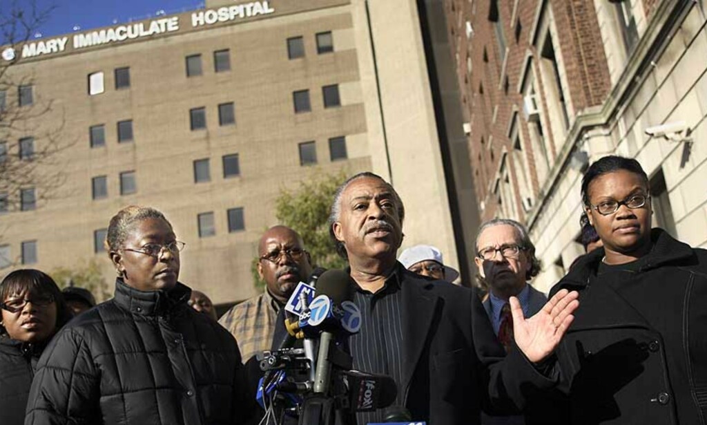 RASENDE: Pastor Al Sharpton (i midten) snakker med pressen utenfor sykehuset hvor to av mennene som ble skutt av politiet befinner seg. Til venstre for ham står moren til Trent Benefeld, til høyre Ebony Guzman, Joseph Guzmans kone. Foto: AP RASENDE: Pastor Al Sharpton (i midten) snakker med pressen utenfor sykehuset hvor to av mennene som ble skutt av politiet befinner seg. Til venstre for ham står moren til Trent Benefeld, til høyre Ebony Guzman, Joseph Guzmans kone. Foto: AP