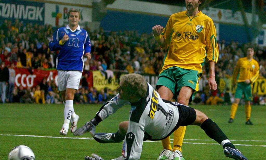 TUFTE-JUBEL: Med landslagsback Marius Johnsen på behørig avstand scorer Tufte ILs Pål David Blakely på kveldens Start-keeper, artisen Erik Faber, i Sørlandshallen fredag. Foto: Tor Erik Schrøder, Scanpix. TUFTE-JUBEL: Med landslagsback Marius Johnsen på behørig avstand scorer Tufte ILs Pål David Blakely på kveldens Start-keeper, artisen Erik Faber, i Sørlandshallen fredag. Foto: Tor Erik Schrøder, Scanpix.