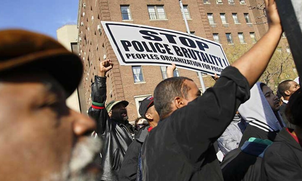 KREVER AVGANG: Demonstranter roper på rettferdighet og politisjefens avgang etter at 23 år gamle Sean Bell ble drept da han kom ut fra en strippeklubb i New York. Foto: AP/Scanpix KREVER AVGANG: Demonstranter roper på rettferdighet og politisjefens avgang etter at 23 år gamle Sean Bell ble drept da han kom ut fra en strippeklubb i New York. Foto: AP/Scanpix