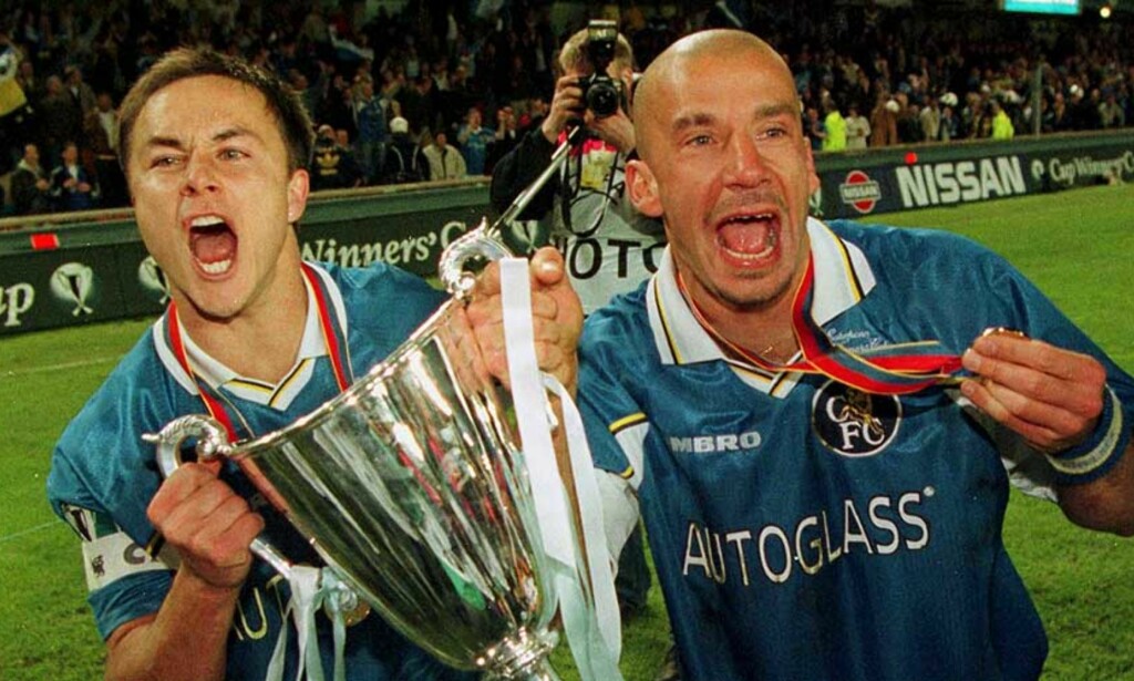 TROR PÅ UNITED: Gianluca Vialli hadde god suksess i Chelsea som spiller og trener. Han tror gamleklubben kommer til kort mot Manchester United i kampen om ligagullet. Her feirer han Chelseas seier i cupvinnercupen i 1998, da de slo Stuttgart 1-0 i finalen. Foto: AP TROR PÅ UNITED: Gianluca Vialli hadde god suksess i Chelsea som spiller og trener. Han tror gamleklubben kommer til kort mot Manchester United i kampen om ligagullet. Her feirer han Chelseas seier i cupvinnercupen i 1998, da de slo Stuttgart 1-0 i finalen. Foto: AP