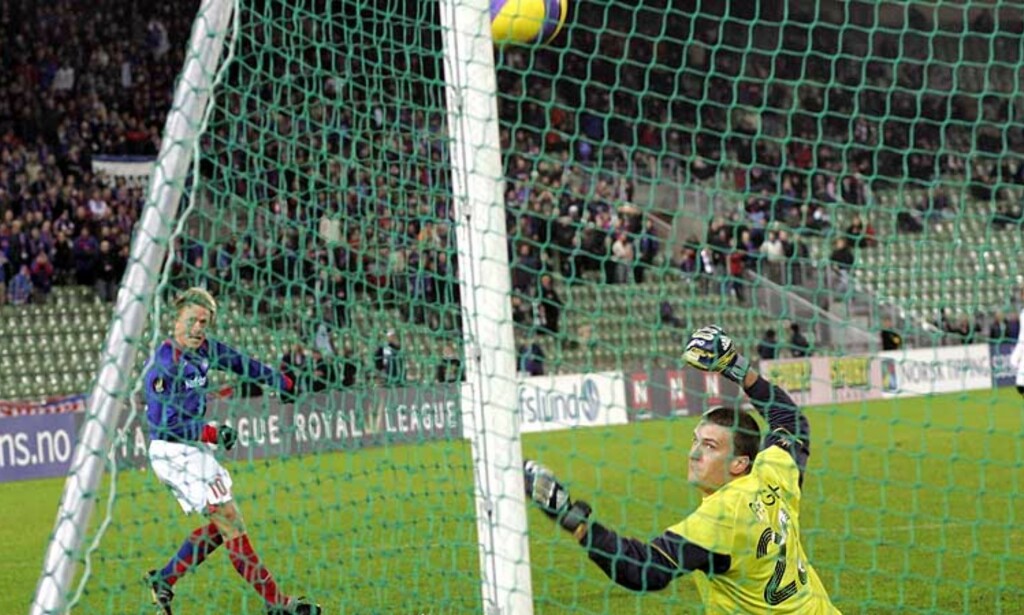 DOBBEL DEREK: Jan Derek Sørensen setter inn ett av sine to mål mot AIK på Bislett. Foto: Scanpix DOBBEL DEREK: Jan Derek Sørensen setter inn ett av sine to mål mot AIK på Bislett. Foto: Scanpix
