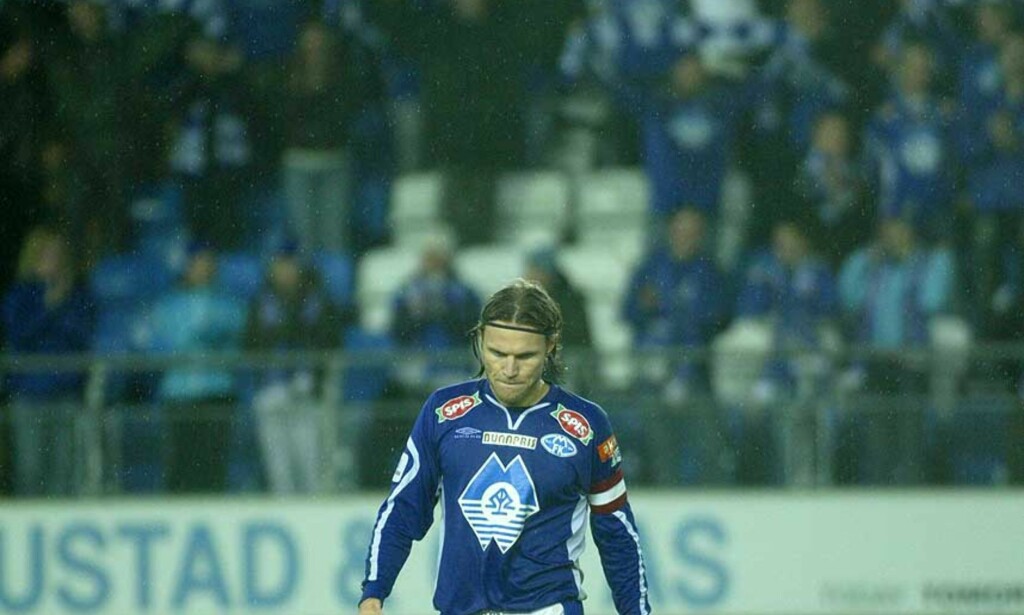 SKAL RYKKE OPP: Daniel Berg Hestad tuslet slukkøret av banen etter siste hjemmekamp mot Sandefjord, som endte med 2-3-tap. Nå satser moldenserne på direkte opprykk til Tippeligaen, med Kjell Jonevret som ny trener. Foto: Dagbladet SKAL RYKKE OPP: Daniel Berg Hestad tuslet slukkøret av banen etter siste hjemmekamp mot Sandefjord, som endte med 2-3-tap. Nå satser moldenserne på direkte opprykk til Tippeligaen, med Kjell Jonevret som ny trener. Foto: Dagbladet