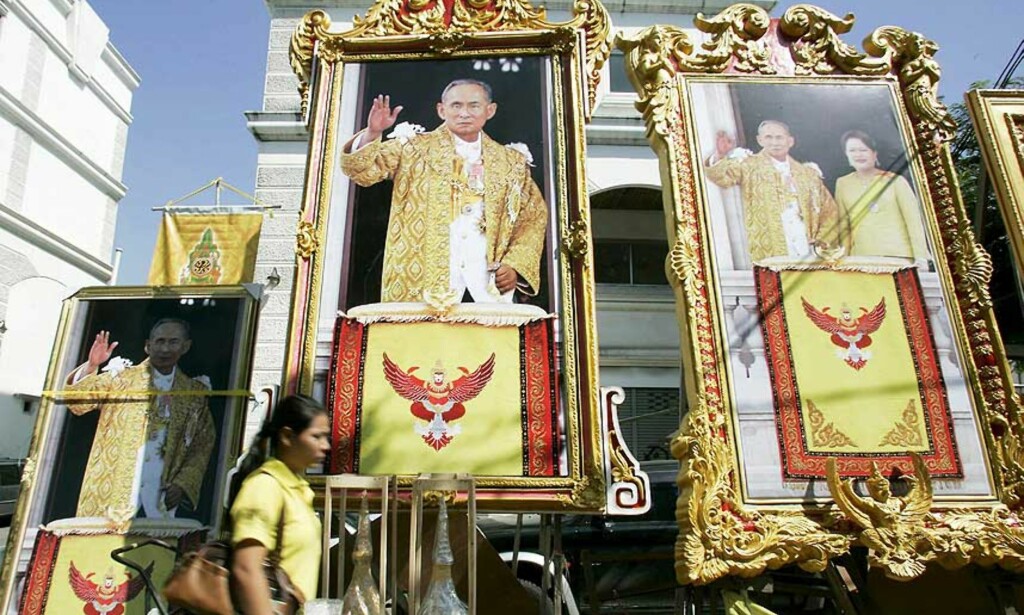 HYLLER KONGEN: Over hele Thailand er det plassert ut bilder av kong Bhumibol i anledning 79-årsdagen hans. Å tulle med dem får følger, fikk en sveitsisk mann erfare da han ble arrestert i dag. Foto: EPA/Scanpix HYLLER KONGEN: Over hele Thailand er det plassert ut bilder av kong Bhumibol i anledning 79-årsdagen hans. Å tulle med dem får følger, fikk en sveitsisk mann erfare da han ble arrestert i dag. Foto: EPA/Scanpix