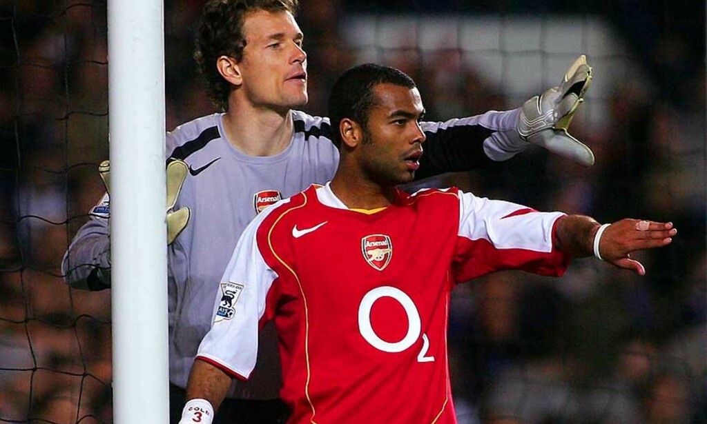 FÅR TYN: Jens Lehmann ler av Ashley Coles selvbiografi «My Defence». Søndag håper han Arsenal-fansen gir sin gamle helt en iskald mottakelse. Foto: REUTERS FÅR TYN: Jens Lehmann ler av Ashley Coles selvbiografi «My Defence». Søndag håper han Arsenal-fansen gir sin gamle helt en iskald mottakelse. Foto: REUTERS