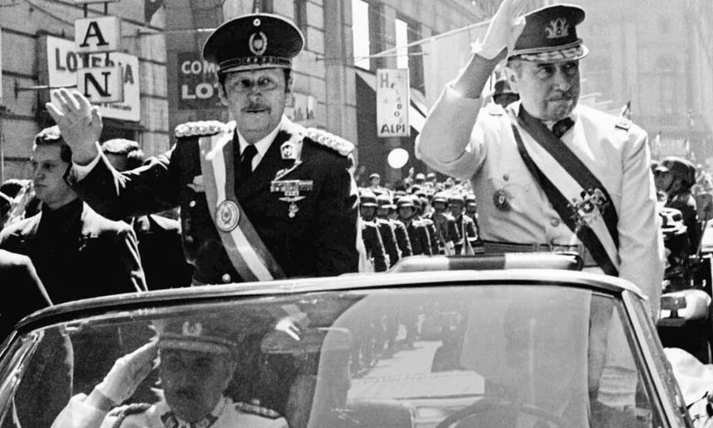 DIKTATOR: Augusto Pinochet styrte Chile med jernhånd. Her under parade i 1974. Foto: Scanpix/Reuters DIKTATOR: Augusto Pinochet styrte Chile med jernhånd. Her under parade i 1974. Foto: Scanpix/Reuters