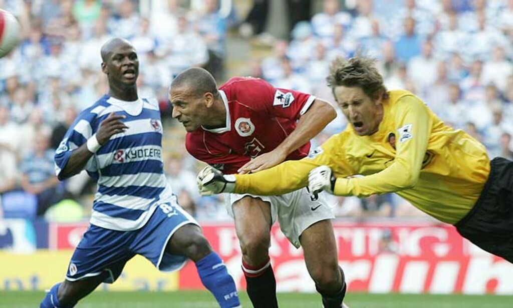 FLYGENDE HOLLENDER: Edwin van der Sar (t.h.) kaster seg inn i en duell mellom lagkamerat Rio Ferdinand (i midten) og Readings Leroy Lita. Foto: SANG TAN/AP/SCANPIX FLYGENDE HOLLENDER: Edwin van der Sar (t.h.) kaster seg inn i en duell mellom lagkamerat Rio Ferdinand (i midten) og Readings Leroy Lita. Foto: SANG TAN/AP/SCANPIX