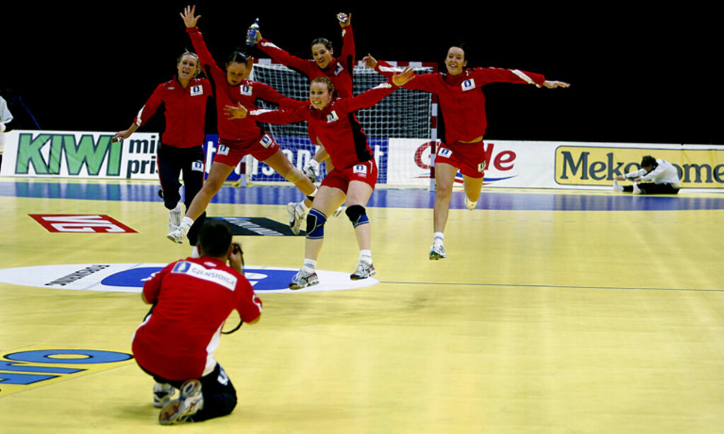 HOPPENDE GLADE: Marit Malm Frafjord, Ragnhild Aamodt, Karoline Dyhre Breivang, Kari Mette Johansen og Kristine Lunde hopper av glede etter seieren mot Tyskland i gruppespillet. Fysisk trener Jon Aase i Olympiatoppen fotograferer. Foto: BJØRN LANGSEM HOPPENDE GLADE: Marit Malm Frafjord, Ragnhild Aamodt, Karoline Dyhre Breivang, Kari Mette Johansen og Kristine Lunde hopper av glede etter seieren mot Tyskland i gruppespillet. Fysisk trener Jon Aase i Olympiatoppen fotograferer. Foto: BJØRN LANGSEM