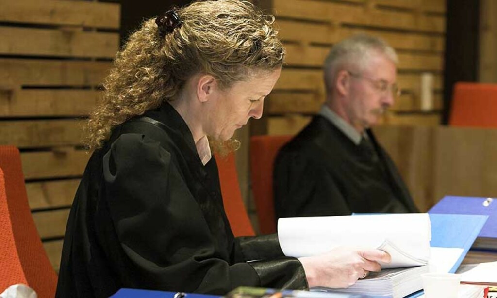 - VAR KJÆRESTER: Bistandsadvokat Bergny Ofstad Karlsen representerer jenta som var 15 år da hun hadde seksuell omgang med den tidligere varaorføreren i Kautokeino. i dag startet rettssaken mot varaordføreren. I bakgrunnen aktor, politiadvokat Are Meedby. Foto: Jan-Morten Bjørnbakk/SCANPIX - VAR KJÆRESTER: Bistandsadvokat Bergny Ofstad Karlsen representerer jenta som var 15 år da hun hadde seksuell omgang med den tidligere varaorføreren i Kautokeino. i dag startet rettssaken mot varaordføreren. I bakgrunnen aktor, politiadvokat Are Meedby. Foto: Jan-Morten Bjørnbakk/SCANPIX