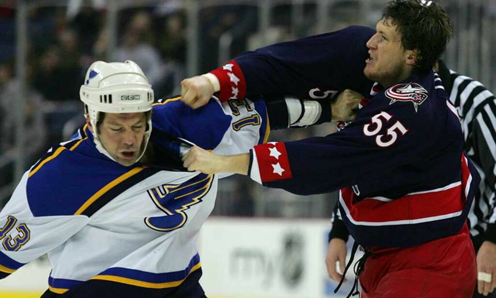 HARDHAUS Verken hjernerystelsen fra forrige uke eller en brukket nese stansen Ole Kristian Tollefsen fra å spille nattens NHL-kamp mot Detroit Red Wings. Foto: AP HARDHAUS Verken hjernerystelsen fra forrige uke eller en brukket nese stansen Ole Kristian Tollefsen fra å spille nattens NHL-kamp mot Detroit Red Wings. Foto: AP