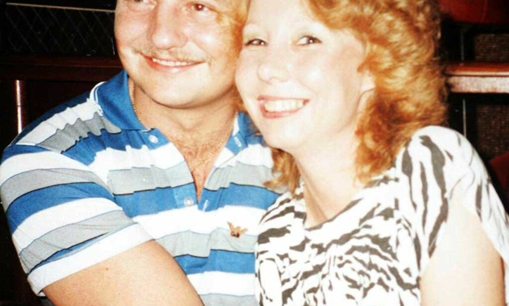 AVHØRES: Steve Wright sitter fortsatt i avhør. Her er han sammen med sin andre kone, Diane Cassell. Foto: The Sun AVHØRES: Steve Wright sitter fortsatt i avhør. Her er han sammen med sin andre kone, Diane Cassell. Foto: The Sun