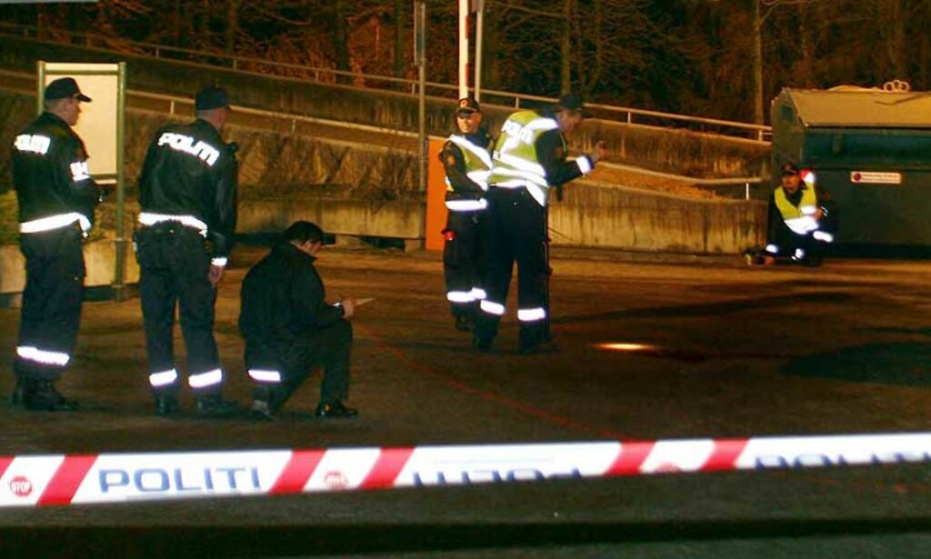 OMKOM PÅ STEDET: 81-åringen fikk store hodeskader og ble erklært død på stedet. Politiet foretok undersøkelser på ulykkesstedet for om mulig sikre seg bevismateriale. Foto: SCANPIX OMKOM PÅ STEDET: 81-åringen fikk store hodeskader og ble erklært død på stedet. Politiet foretok undersøkelser på ulykkesstedet for om mulig sikre seg bevismateriale. Foto: SCANPIX