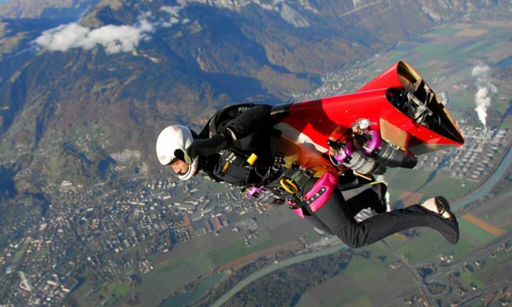FRI SOM FUGLEN: Tidligere har flygemekanismer festet på ryggen bare kunnet fly horisontalt. Yves Rossys nye jet-vinger er sterke nok til også å gi fly oppover. Foto: Reuters FRI SOM FUGLEN: Tidligere har flygemekanismer festet på ryggen bare kunnet fly horisontalt. Yves Rossys nye jet-vinger er sterke nok til også å gi fly oppover. Foto: Reuters