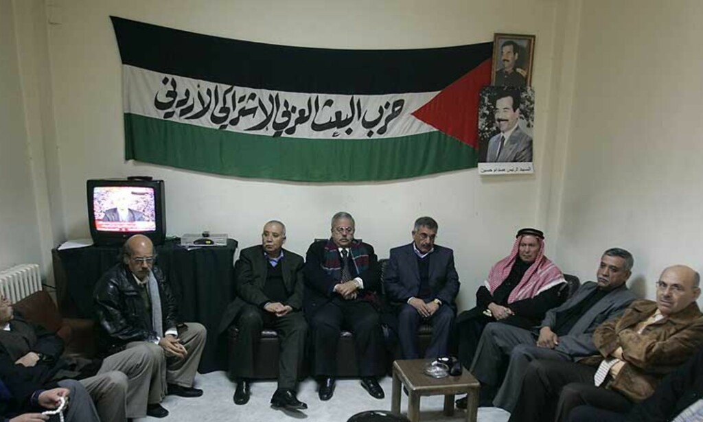 HEVN: Baath, Saddam husseins parti, oppfordrer til hevnaksjoner. Her er partimedlemmer under en minnestund for eks-diktatoren. På partiets flagg i bakgrunnen står det «Det arabiske Baath sosialistparti». Foto: AP/SCANPIX HEVN: Baath, Saddam husseins parti, oppfordrer til hevnaksjoner. Her er partimedlemmer under en minnestund for eks-diktatoren. På partiets flagg i bakgrunnen står det «Det arabiske Baath sosialistparti». Foto: AP/SCANPIX