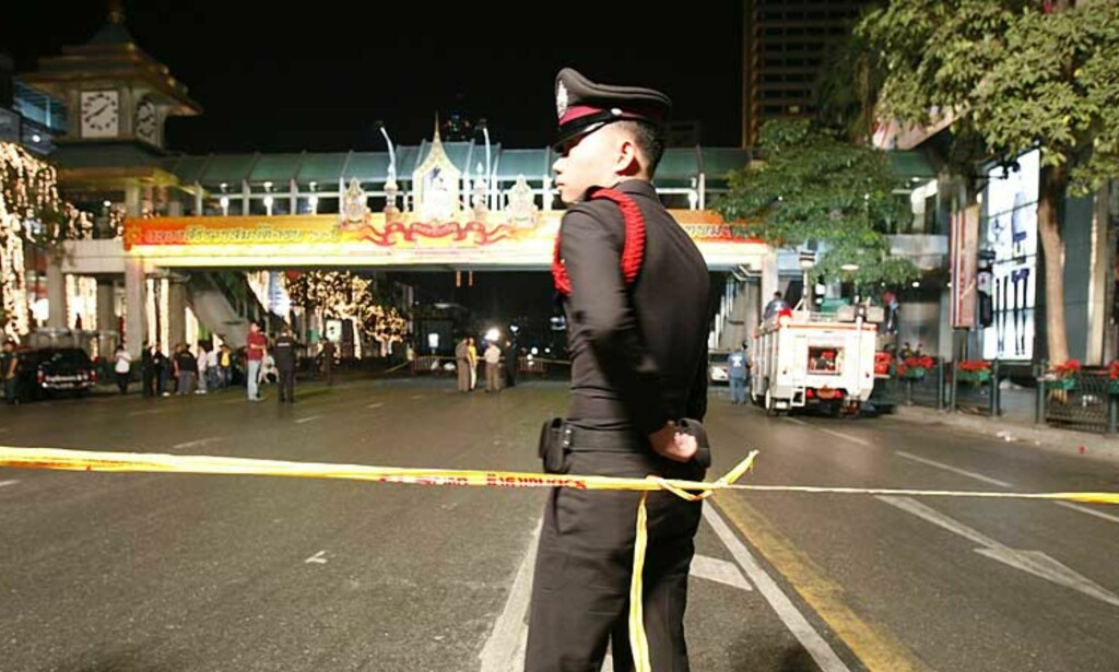 AVLYSTE NYTTÅRSFEIRINGEN: Soldater patruljerer gatene i Bangkok etter en serie bombeeksplosjoner i den thailandske hovedstaden nyttårsaften. Foto: REUTERS AVLYSTE NYTTÅRSFEIRINGEN: Soldater patruljerer gatene i Bangkok etter en serie bombeeksplosjoner i den thailandske hovedstaden nyttårsaften. Foto: REUTERS