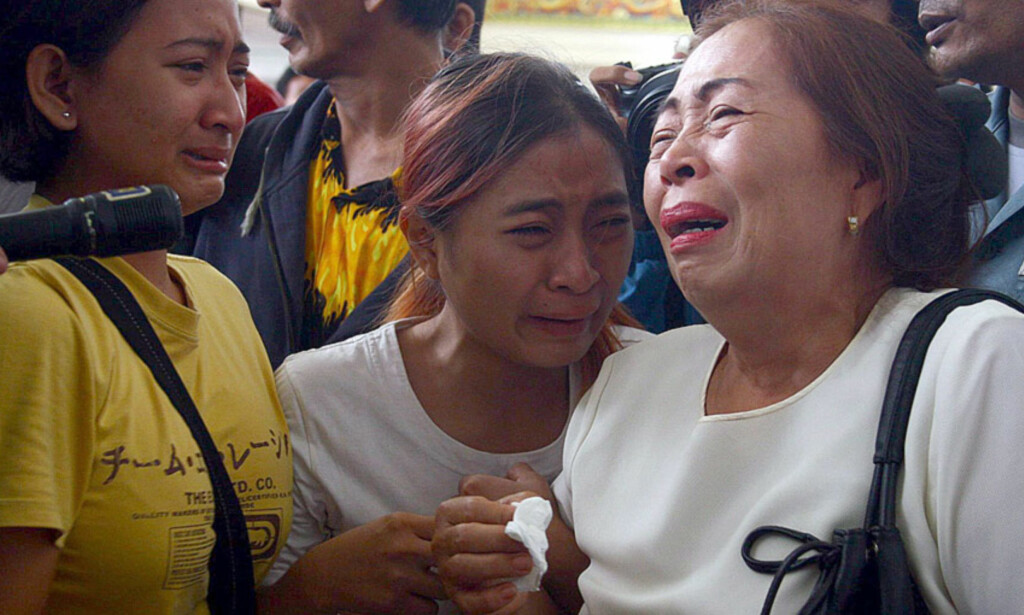 DESPERATE: Gråtende slektninger på flyplassen Juanda i Indonesia venter på beskjed om hva som har skjedd med sine kjære. Foto: SCANPIX/EPA DESPERATE: Gråtende slektninger på flyplassen Juanda i Indonesia venter på beskjed om hva som har skjedd med sine kjære. Foto: SCANPIX/EPA