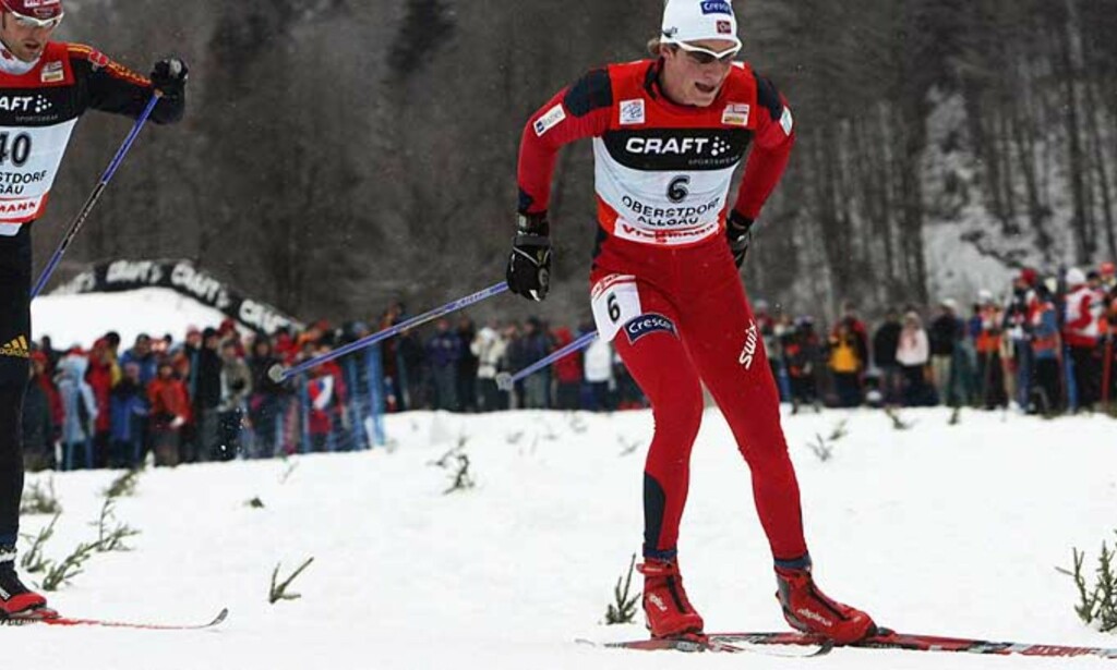 GIKK TIL TOPPS I GÅR: Simen Østensen mistet ledelsen i Tour de Ski etter dagens renn. Men det skiller ikke mange sekunder opp til lederen. Foto: Scanpix GIKK TIL TOPPS I GÅR: Simen Østensen mistet ledelsen i Tour de Ski etter dagens renn. Men det skiller ikke mange sekunder opp til lederen. Foto: Scanpix