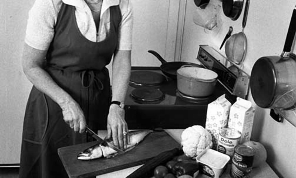 EN KLASSIKER: Ingrid Espelid Hovig, her i 1979, har gjort stor lykke som landets tv-kokk. Hennes rutete kokebok er stadig på moten, 20 år etter at den kom ut første gang. Foto: ODD H. ANTHONSEN EN KLASSIKER: Ingrid Espelid Hovig, her i 1979, har gjort stor lykke som landets tv-kokk. Hennes rutete kokebok er stadig på moten, 20 år etter at den kom ut første gang. Foto: ODD H. ANTHONSEN