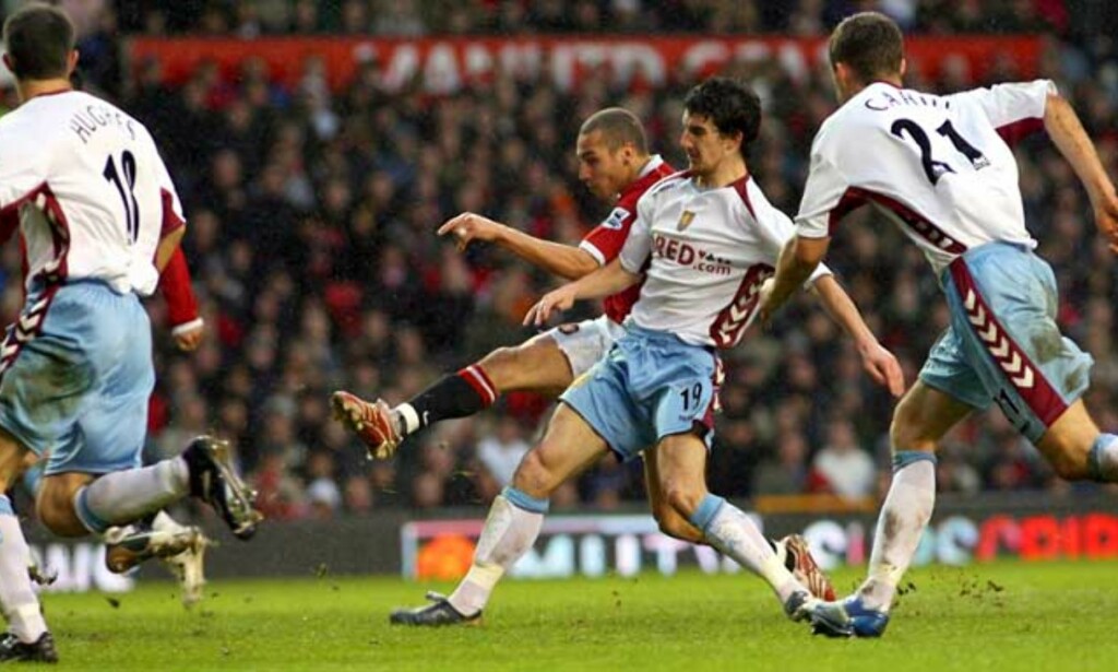 SCORET I DEBUTEN: Her scorer Henrik Larsson sitt første mål i Manchester United-drakta. Foto: AP SCORET I DEBUTEN: Her scorer Henrik Larsson sitt første mål i Manchester United-drakta. Foto: AP