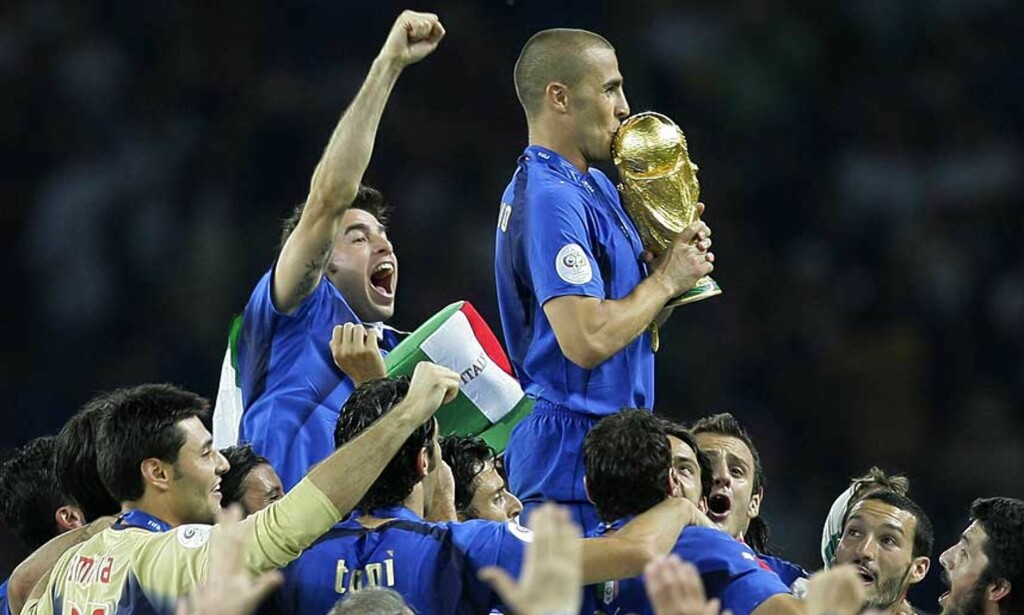 LØFTET POKALEN: Fabio Cannavaro og Italia jublet vilt etter finaleseieren mot Frankrike i sommer. Men pokalen måtte de få utdelt av UEFA-presidenten - for fotballens øverste leder synes ikke det var verdt å komme på premieseremonien. Foto: AP LØFTET POKALEN: Fabio Cannavaro og Italia jublet vilt etter finaleseieren mot Frankrike i sommer. Men pokalen måtte de få utdelt av UEFA-presidenten - for fotballens øverste leder synes ikke det var verdt å komme på premieseremonien. Foto: AP