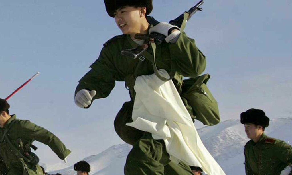 STYRKER: Soldater under en militærtrening 21.desember 2006. De skal styrke den militære kapasiteten i Urumchi, i Kinas nordvestlige region Xinjiang. Fredag ble 18 opprørere drept i Xinjiang. Foto: Reuters/Scanpix STYRKER: Soldater under en militærtrening 21.desember 2006. De skal styrke den militære kapasiteten i Urumchi, i Kinas nordvestlige region Xinjiang. Fredag ble 18 opprørere drept i Xinjiang. Foto: Reuters/Scanpix