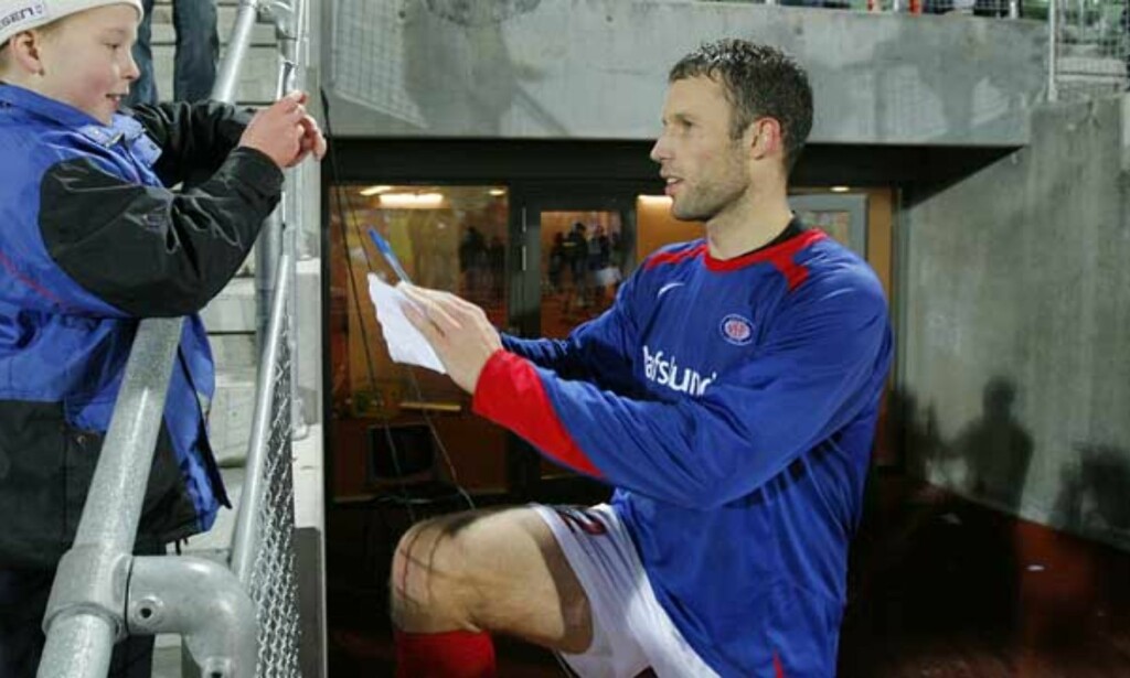 IKKE MED TIL GRAN CANARIA: Ronny Johnsen var ikke med da resten av Vålerenga reiste til sørlige strøk i går. Foto: HANS ARNE VEDLOG IKKE MED TIL GRAN CANARIA: Ronny Johnsen var ikke med da resten av Vålerenga reiste til sørlige strøk i går. Foto: HANS ARNE VEDLOG