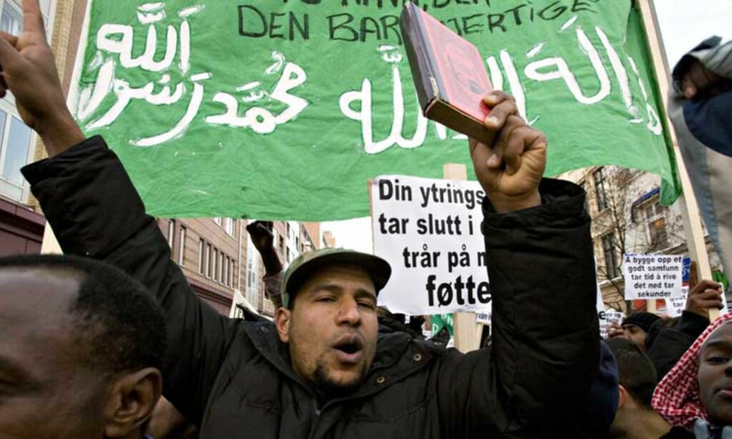 SKAPER INTERESSE: Striden etter Muhammed-karikaturene skapte nytt fokus på religion. Her fra en demonstrasjon, der Koranen holdes i været. Foto: TORE BERGSAKER SKAPER INTERESSE: Striden etter Muhammed-karikaturene skapte nytt fokus på religion. Her fra en demonstrasjon, der Koranen holdes i været. Foto: TORE BERGSAKER