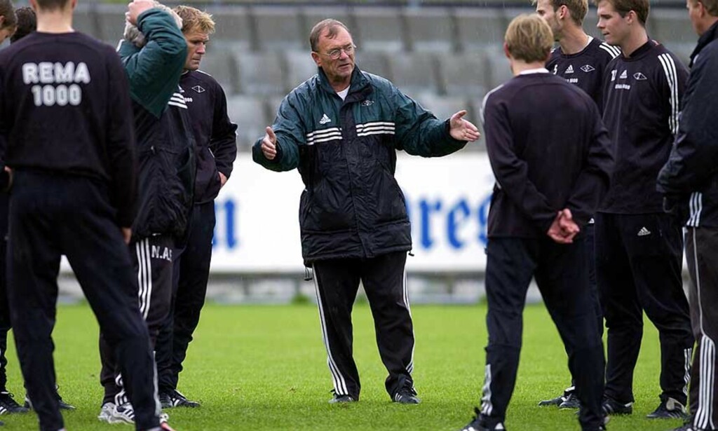 TROFAST TJENER: Bjørn Hansen har jobbet i Rosenborg i over 20 år. Han mener Rune Bratseth går langt over streken med uttalelsen om at RBK ikke kan bruke energi på Nils Arne Eggen. Her er Hansen fotografert på RBK-trening i 2002. Foto: Tom E. Østhuus TROFAST TJENER: Bjørn Hansen har jobbet i Rosenborg i over 20 år. Han mener Rune Bratseth går langt over streken med uttalelsen om at RBK ikke kan bruke energi på Nils Arne Eggen. Her er Hansen fotografert på RBK-trening i 2002. Foto: Tom E. Østhuus
