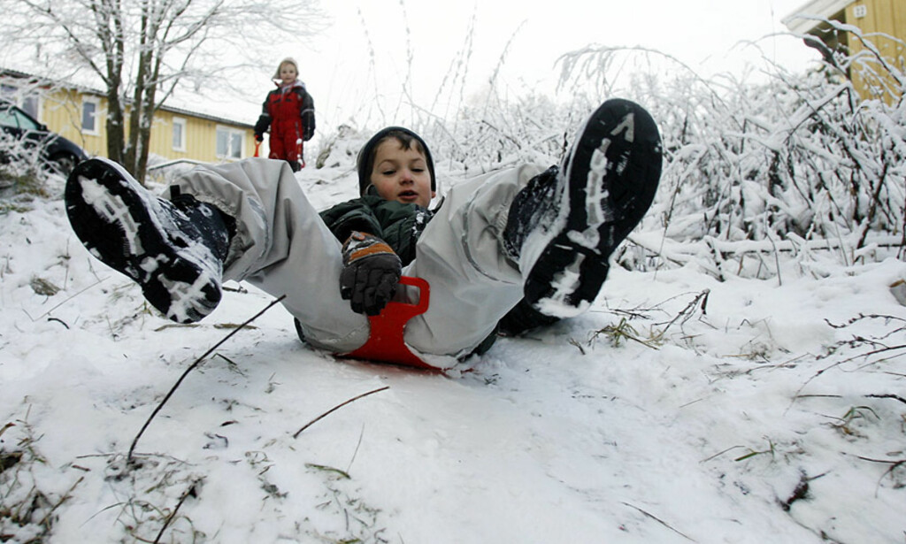LITT VINTER: Snøklare barn på Oppsal i Oslo fikk en liten smak av vinter før helgen - i ettermiddag kommer mer. Foto: Scanpix. LITT VINTER: Snøklare barn på Oppsal i Oslo fikk en liten smak av vinter før helgen - i ettermiddag kommer mer. Foto: Scanpix.