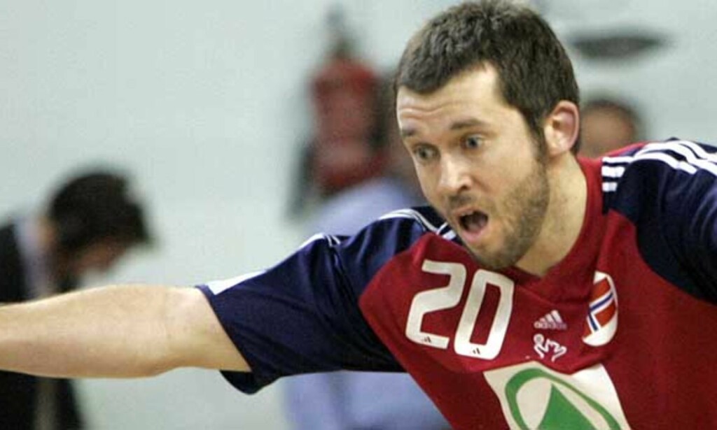 FLYSYK: Rune Skjærvold ble dårlig da flyet med de norske håndballgutta ble utsatt for sterk turbulens i dag. Landslagslegen tror ikke det er magesjuken til Jan Thomas Lauritsen som har spredd seg. Foto: Scanpix FLYSYK: Rune Skjærvold ble dårlig da flyet med de norske håndballgutta ble utsatt for sterk turbulens i dag. Landslagslegen tror ikke det er magesjuken til Jan Thomas Lauritsen som har spredd seg. Foto: Scanpix