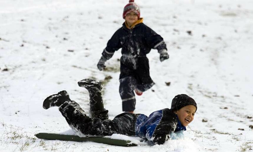 ENDELIG: Oslo-barn lekte seg i januar-snøen i går. Nå snør det enda mer, både i øst og vest. Foto: SCANPIX ENDELIG: Oslo-barn lekte seg i januar-snøen i går. Nå snør det enda mer, både i øst og vest. Foto: SCANPIX