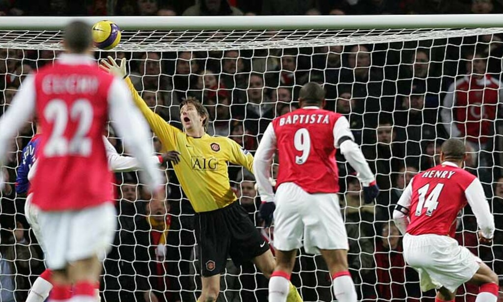 AVGJØRELSEN: Thierry Henry header inn vinnermålet bak en sjanseløs Edwin van der Sar ter minutter på overtid. Foto: AP/Scanpix AVGJØRELSEN: Thierry Henry header inn vinnermålet bak en sjanseløs Edwin van der Sar ter minutter på overtid. Foto: AP/Scanpix