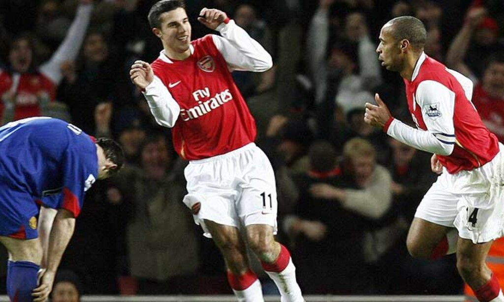 BRUDDSKADE: Robin van Persie og Thierry Henry senket United. Van Persie pådro seg imidlertid et lite brudd i foten i det han scoret utlikningsmålet. Foto: Reuters/Scanpix BRUDDSKADE: Robin van Persie og Thierry Henry senket United. Van Persie pådro seg imidlertid et lite brudd i foten i det han scoret utlikningsmålet. Foto: Reuters/Scanpix