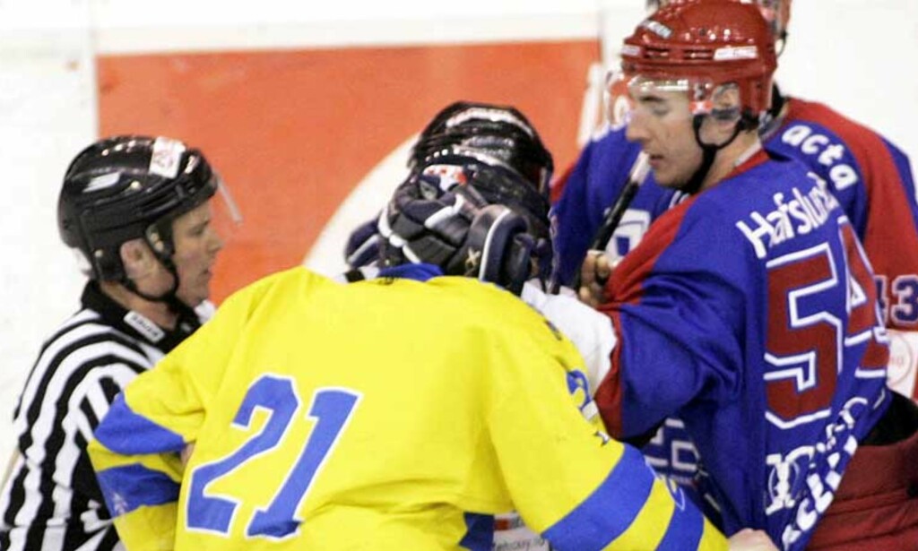 NEVEKAMP: Storhamars Steffen Thoresen og Vålerengas Regan Kelly skilles av dommerne. Foto: Scanpix NEVEKAMP: Storhamars Steffen Thoresen og Vålerengas Regan Kelly skilles av dommerne. Foto: Scanpix