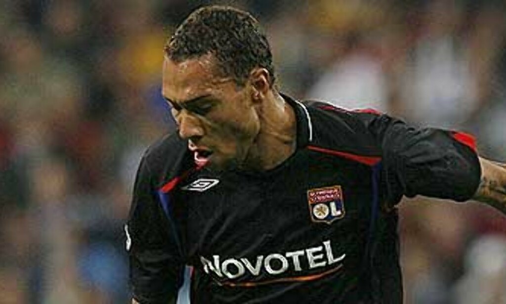 image: Carew offisielt klar for Aston Villa image: Carew offisielt klar for Aston Villa