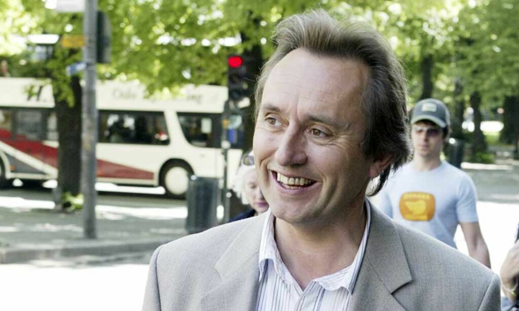AKSJONÆR: Sjefredaktør Helge Simonnes i Vårt Land har investert i en rekke selskaper på børsen. Det synes ikke Norsk Presseforbund er så klokt. I går var Simonnes inne i 22 selskaper på Oslo Børs. Foto: SCANPIX AKSJONÆR: Sjefredaktør Helge Simonnes i Vårt Land har investert i en rekke selskaper på børsen. Det synes ikke Norsk Presseforbund er så klokt. I går var Simonnes inne i 22 selskaper på Oslo Børs. Foto: SCANPIX