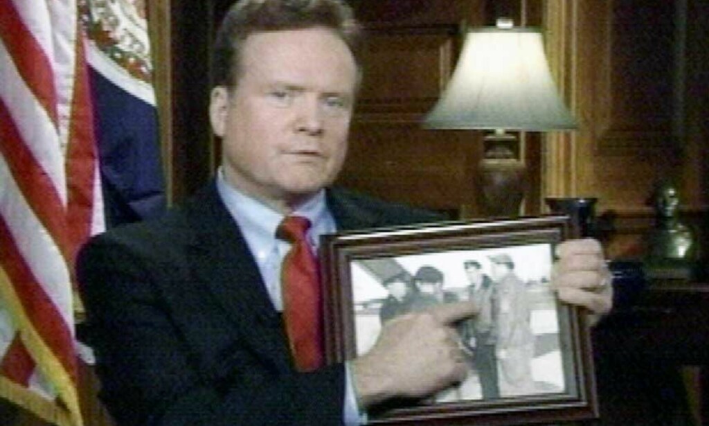 HARD KRITIKK: Senator Jim Webb fra Illinois tok fram et bilde av sin far for å understreke poenger i refsen av Bush\' tale om rikets tilstand. Foto: SCANPIX/AP/TV-GRAB HARD KRITIKK: Senator Jim Webb fra Illinois tok fram et bilde av sin far for å understreke poenger i refsen av Bush\' tale om rikets tilstand. Foto: SCANPIX/AP/TV-GRAB
