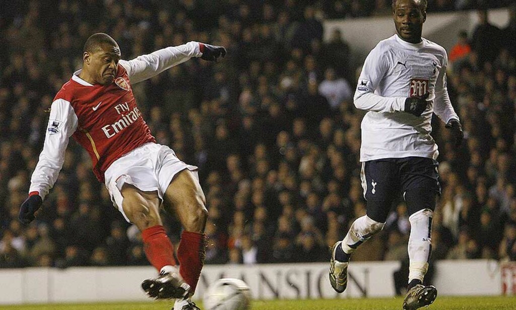 HELT: Brasilianske Julio Baptista setter inn ett av sine to mål mot Tottenham. Med det rettet han opp sjølmålet han gjorde seg skyldig i før pause. Foto: EDDIE KEOGH/REUTERS/SCANPIX HELT: Brasilianske Julio Baptista setter inn ett av sine to mål mot Tottenham. Med det rettet han opp sjølmålet han gjorde seg skyldig i før pause. Foto: EDDIE KEOGH/REUTERS/SCANPIX