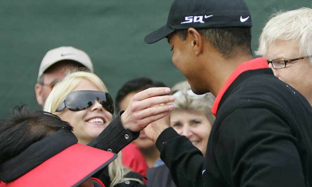 GRATULASJONER FRA KONA: Tiger Woods var borte hos kona Elin da han sikret seg en ny PGA-seier. Foto: Scanpix/Ap GRATULASJONER FRA KONA: Tiger Woods var borte hos kona Elin da han sikret seg en ny PGA-seier. Foto: Scanpix/Ap